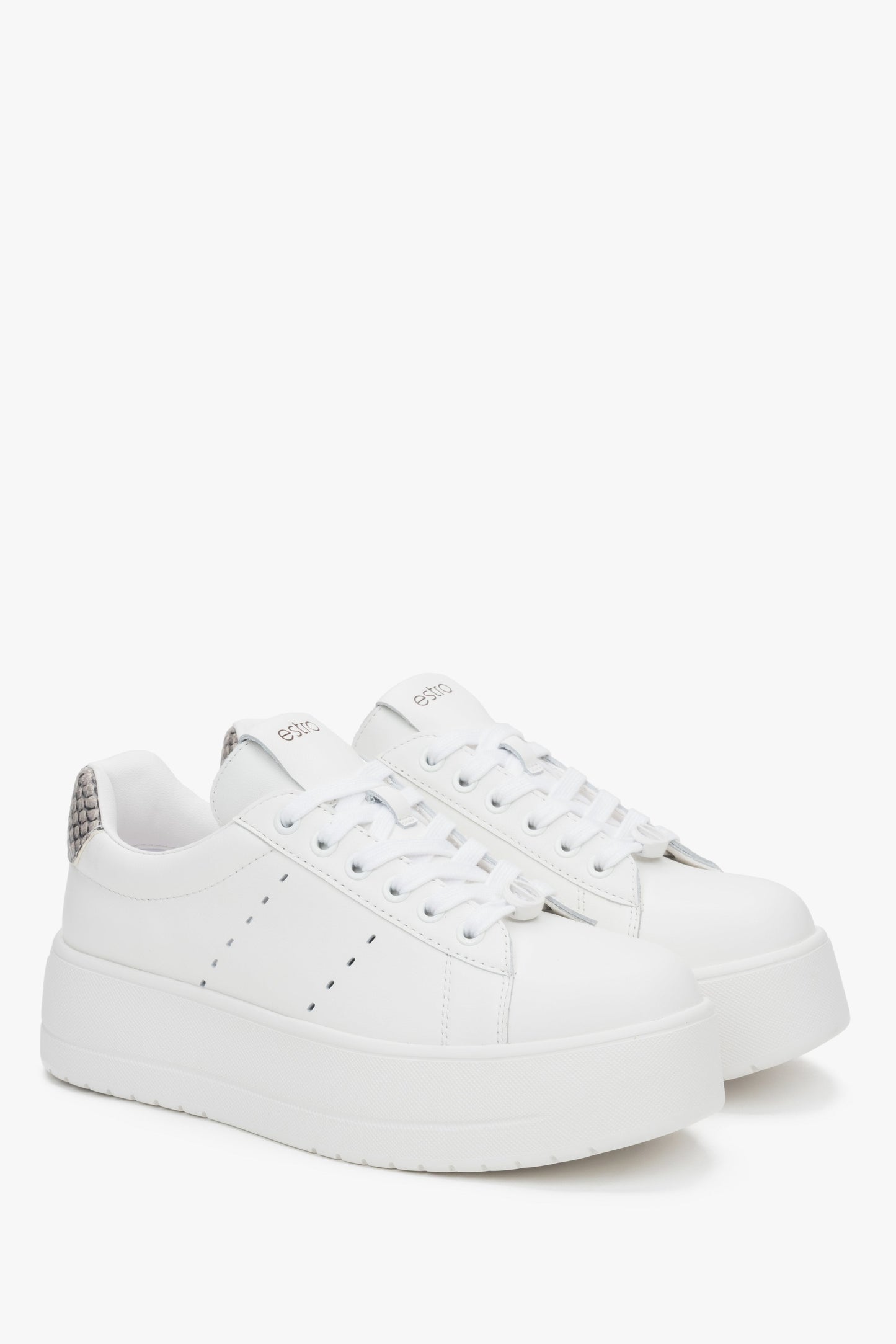 Moderner Damen-Sneaker aus weißem Leder mit kräftiger Chunky-Sohle.