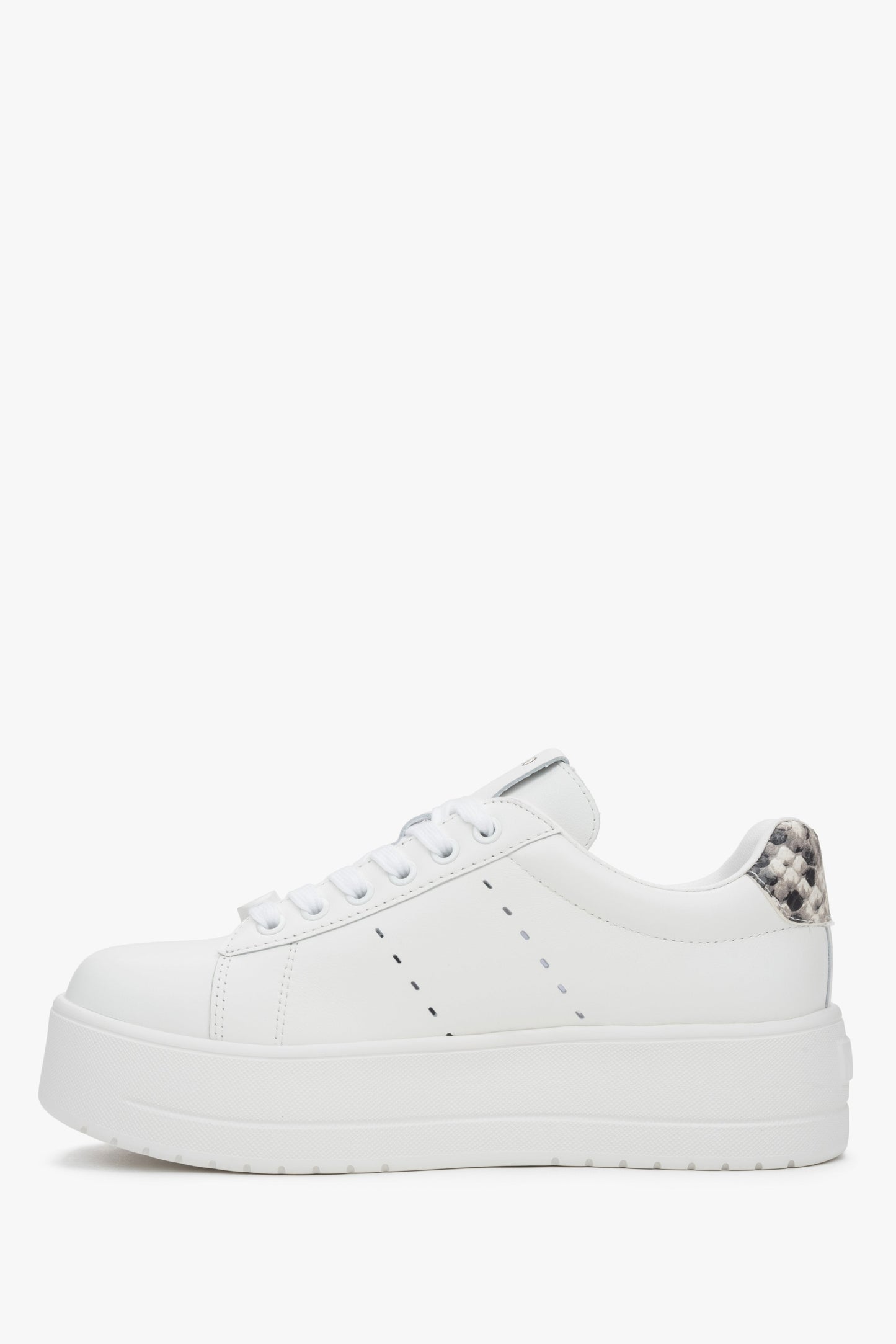 Weißer Damen-Ledersneaker mit markanter Chunky-Sohle – Seitenansicht, die die dynamische Linienführung und das moderne Design betont.