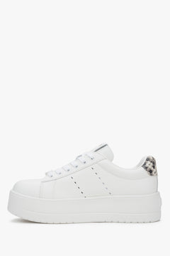 Weißer Damen-Ledersneaker mit markanter Chunky-Sohle – Seitenansicht, die die dynamische Linienführung und das moderne Design betont.