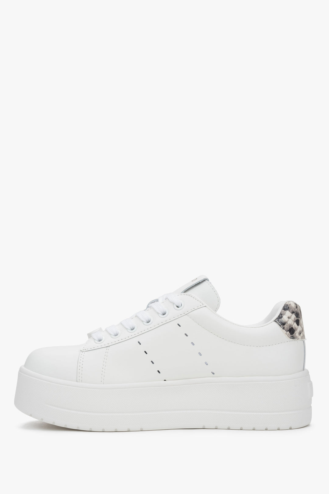 Weißer Damen-Ledersneaker mit markanter Chunky-Sohle – Seitenansicht, die die dynamische Linienführung und das moderne Design betont.