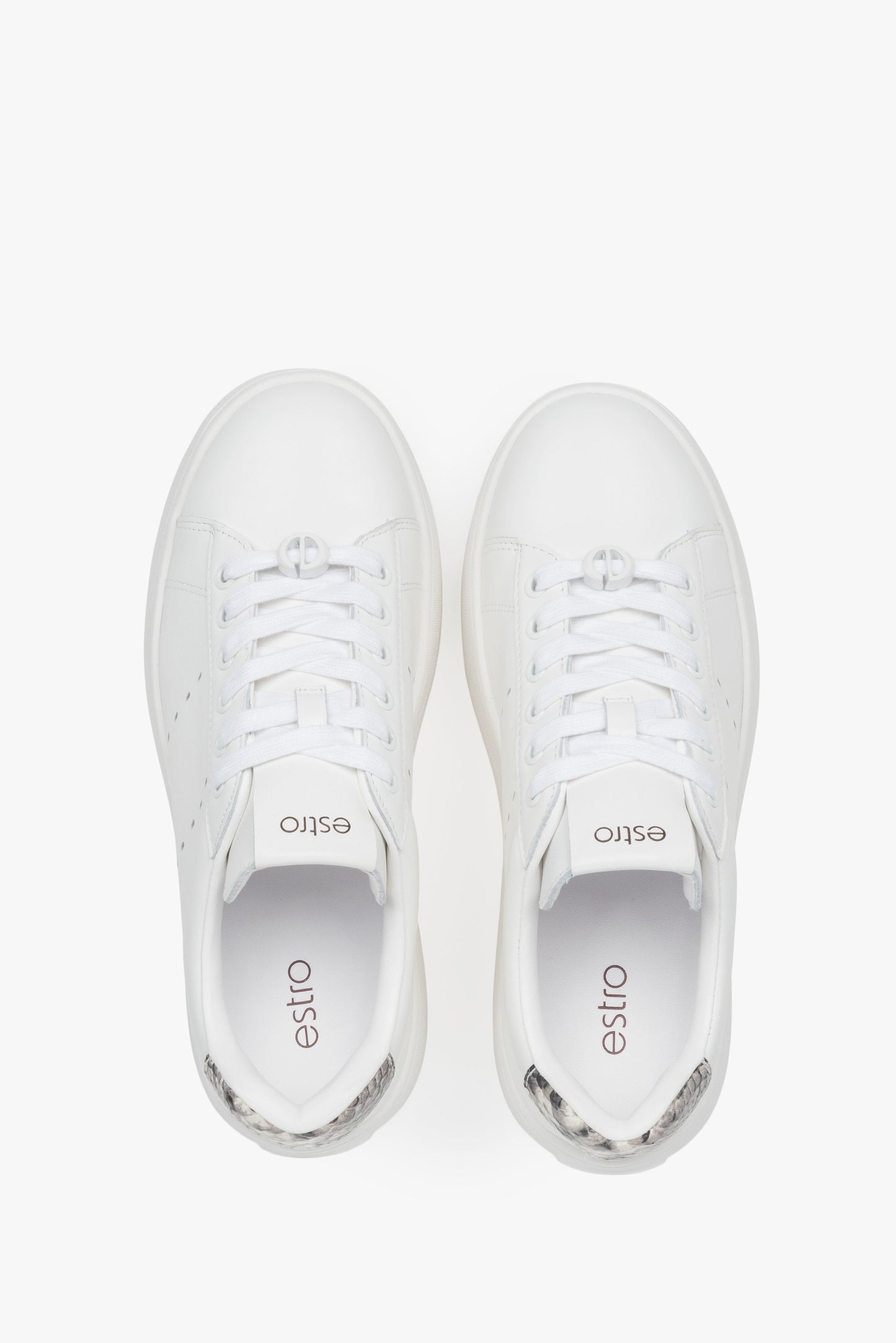 Weißer Ledersneaker für Damen von oben – klare Silhouette und stilvolle Details in der Draufsicht.