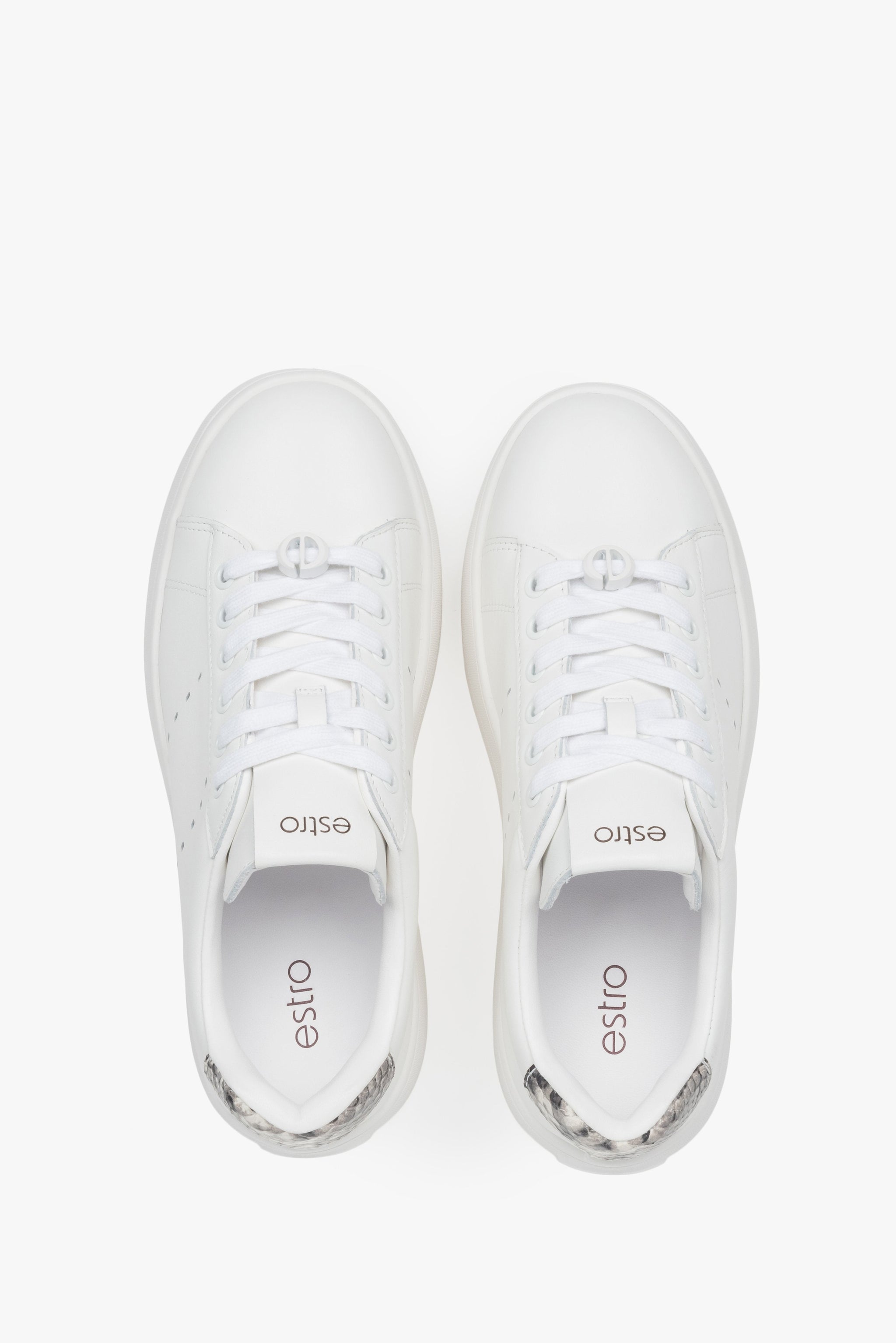 Weißer Ledersneaker für Damen von oben – klare Silhouette und stilvolle Details in der Draufsicht.