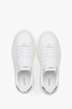 Weißer Ledersneaker für Damen von oben – klare Silhouette und stilvolle Details in der Draufsicht.