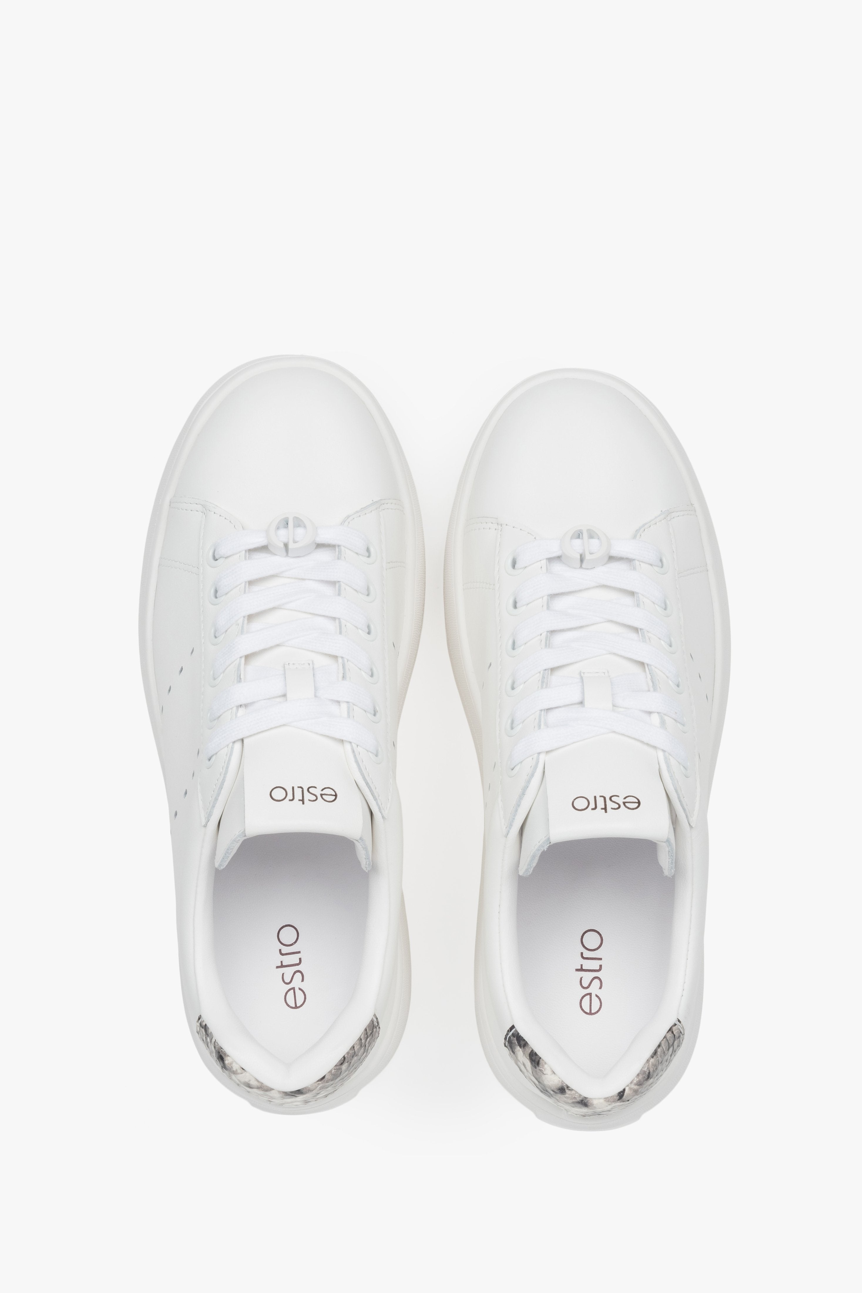 Weißer Ledersneaker für Damen von oben – klare Silhouette und stilvolle Details in der Draufsicht.