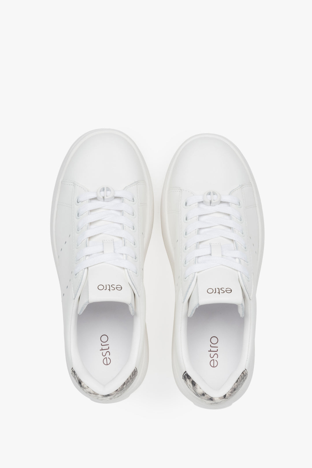 Weißer Ledersneaker für Damen von oben – klare Silhouette und stilvolle Details in der Draufsicht.