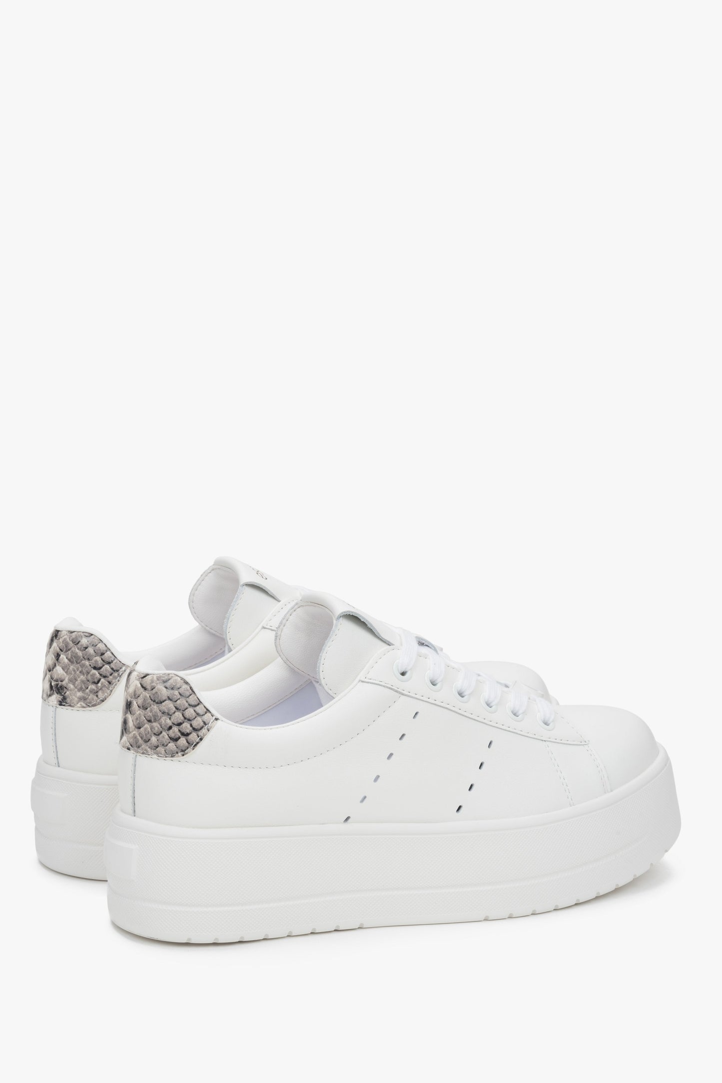 Weißer Ledersneaker mit auffälliger Chunky-Sohle – Rückansicht mit Fokus auf Fersenpartie und Sohlenkonstruktion.