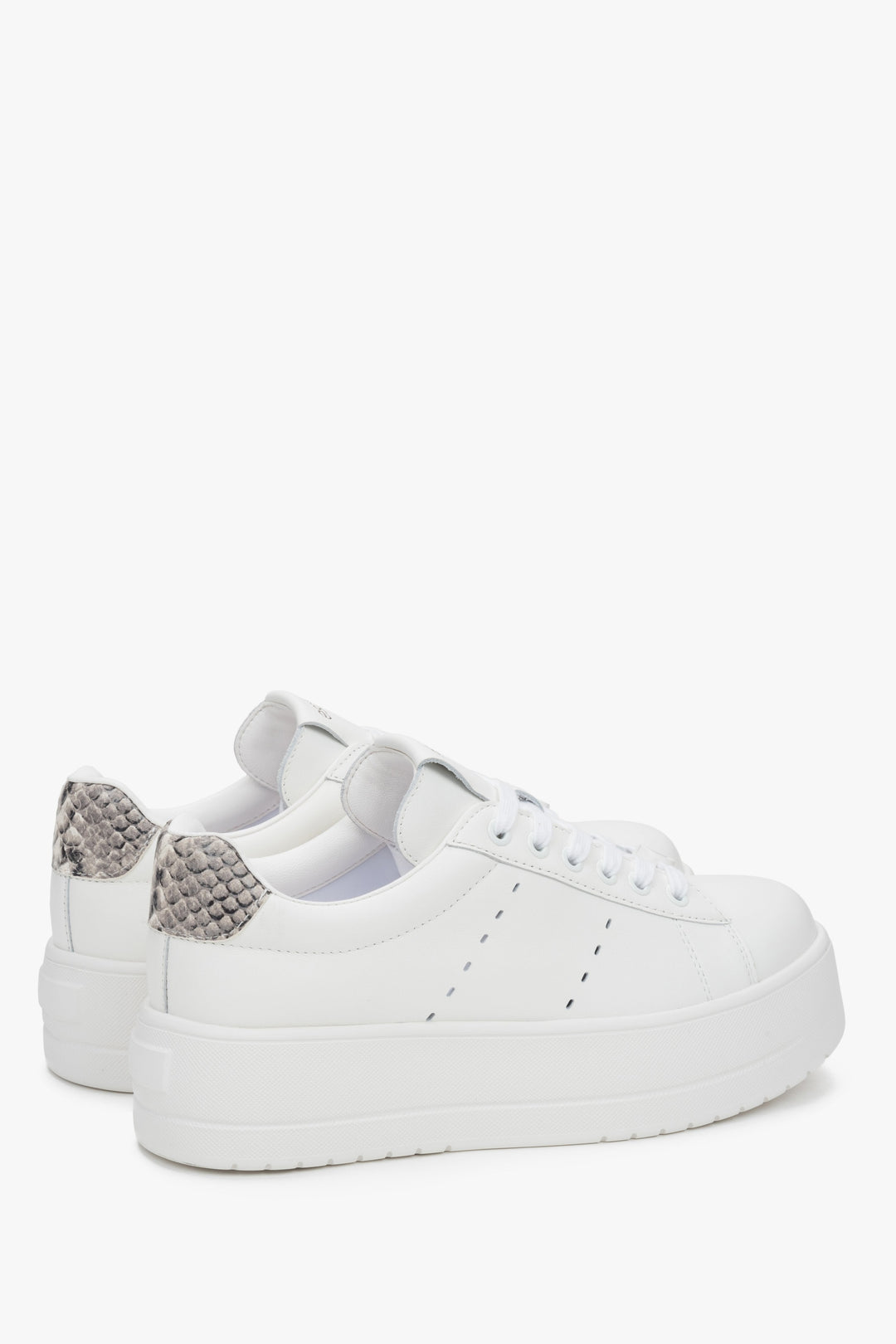 Weißer Ledersneaker mit auffälliger Chunky-Sohle – Rückansicht mit Fokus auf Fersenpartie und Sohlenkonstruktion.