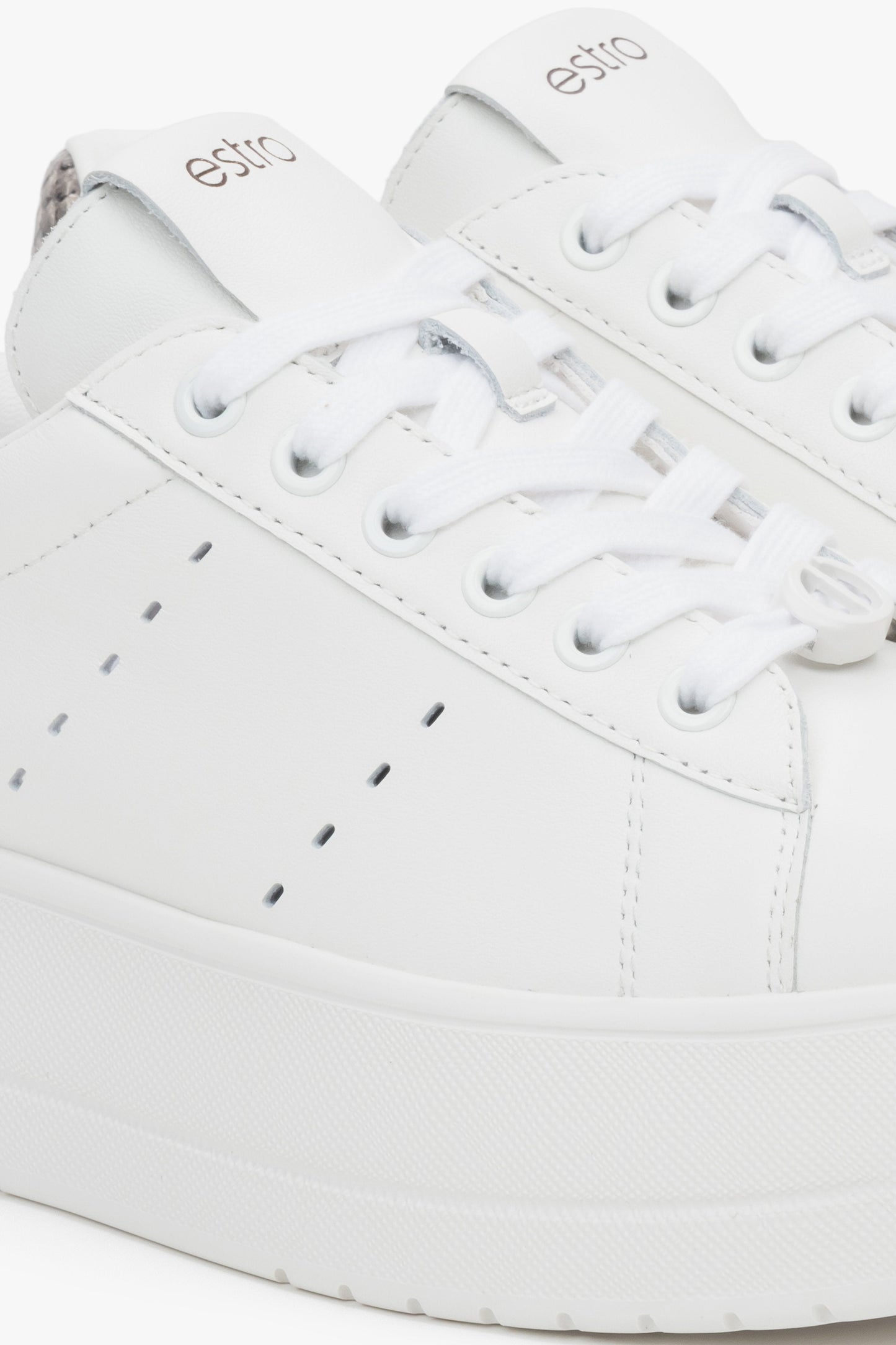 Nahaufnahme des weißen Damen-Sneakers aus Leder – Fokus auf strukturierte Oberfläche, Nähte und die markante Chunky-Sohle.