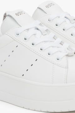 Nahaufnahme des weißen Damen-Sneakers aus Leder – Fokus auf strukturierte Oberfläche, Nähte und die markante Chunky-Sohle.