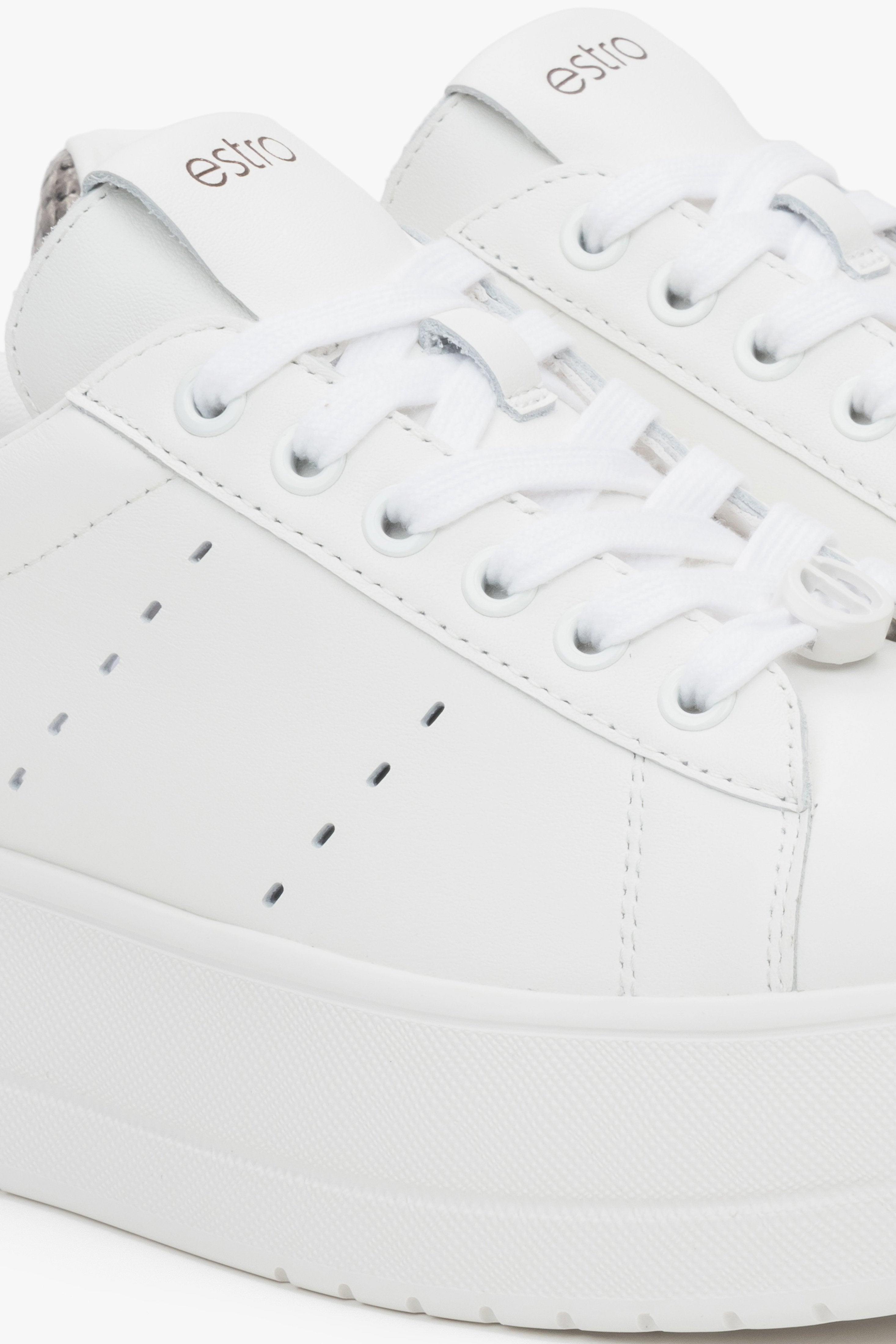 Nahaufnahme des weißen Damen-Sneakers aus Leder – Fokus auf strukturierte Oberfläche, Nähte und die markante Chunky-Sohle.