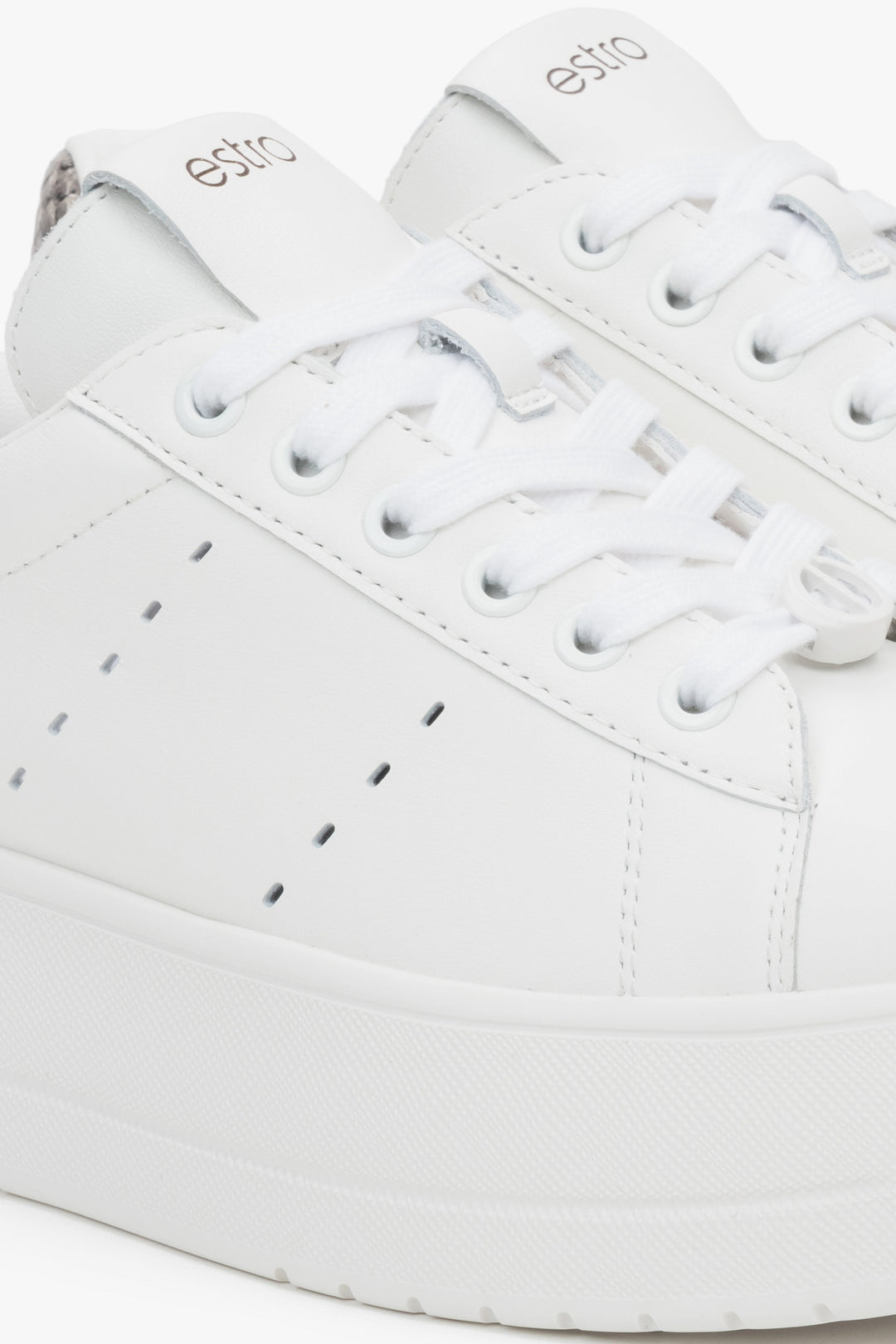 Nahaufnahme des weißen Damen-Sneakers aus Leder – Fokus auf strukturierte Oberfläche, Nähte und die markante Chunky-Sohle.