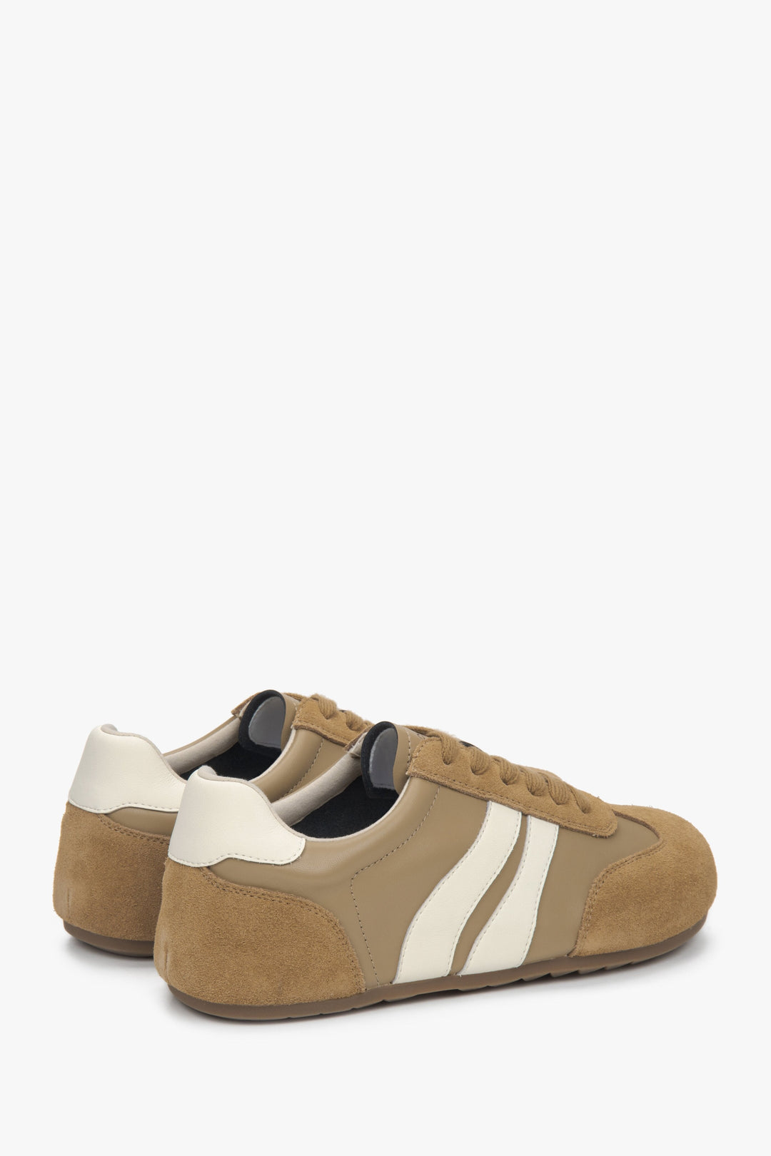 Damen-Sneaker aus Veloursleder in Braun von Estro – Nahaufnahme der Ferse und Seitenlinie.