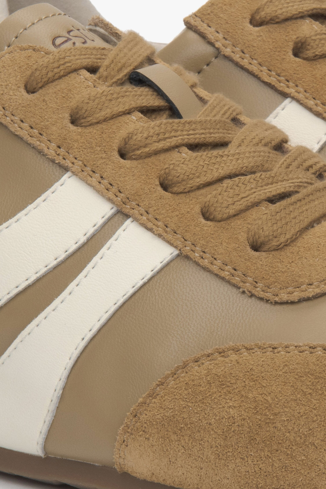 Leichte Damen-Sneaker von Estro aus natürlichem Velours und Leder in Braun – Nahaufnahme der Details.