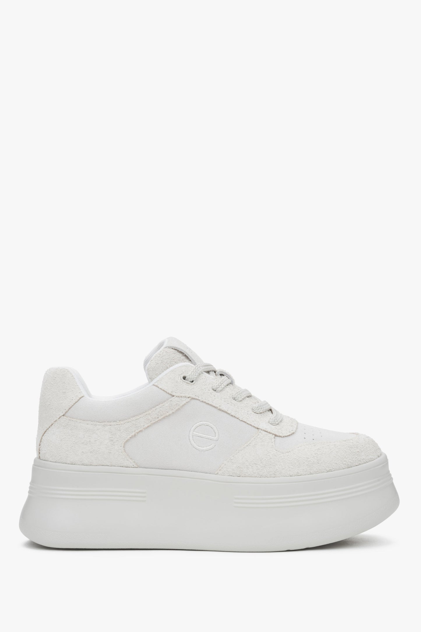 Weicher Chunky Sneaker aus Velours in Weiß und Grau Estro ER00117132.
