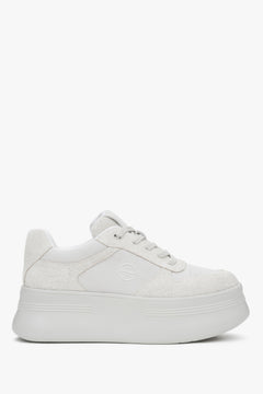 Weicher Chunky Sneaker aus Velours in Weiß und Grau Estro ER00117132.