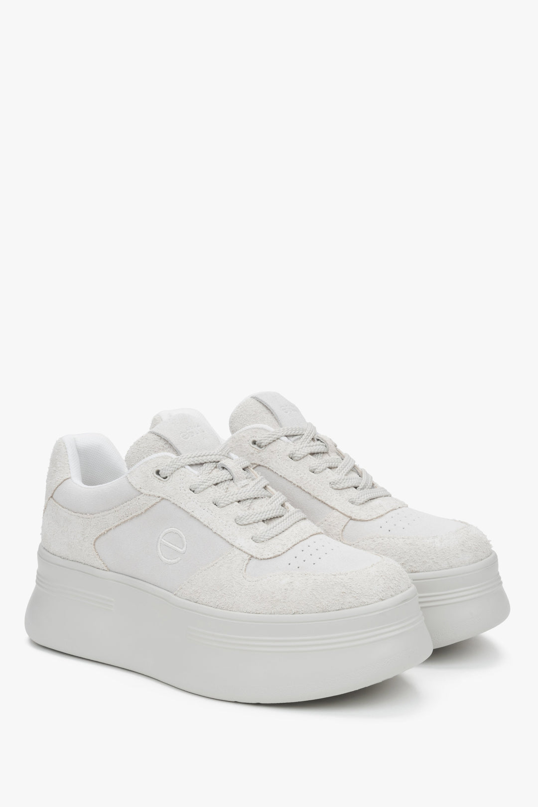 Damen-Sneaker aus weichem Veloursleder in Weiß und Grau.