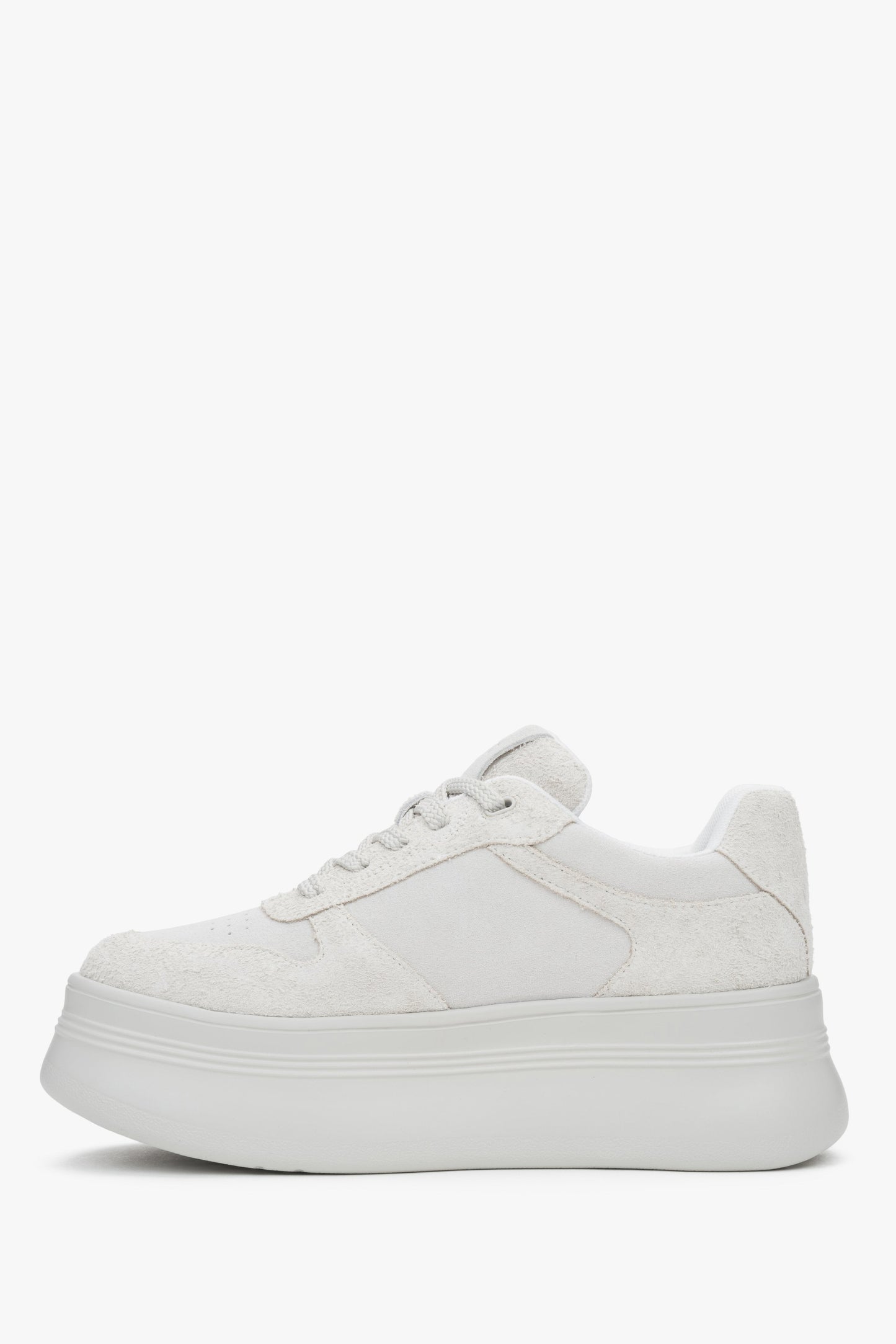 Damen-Sneaker mit klobiger Sohle – aus weißem und grauem Velours von Estro.