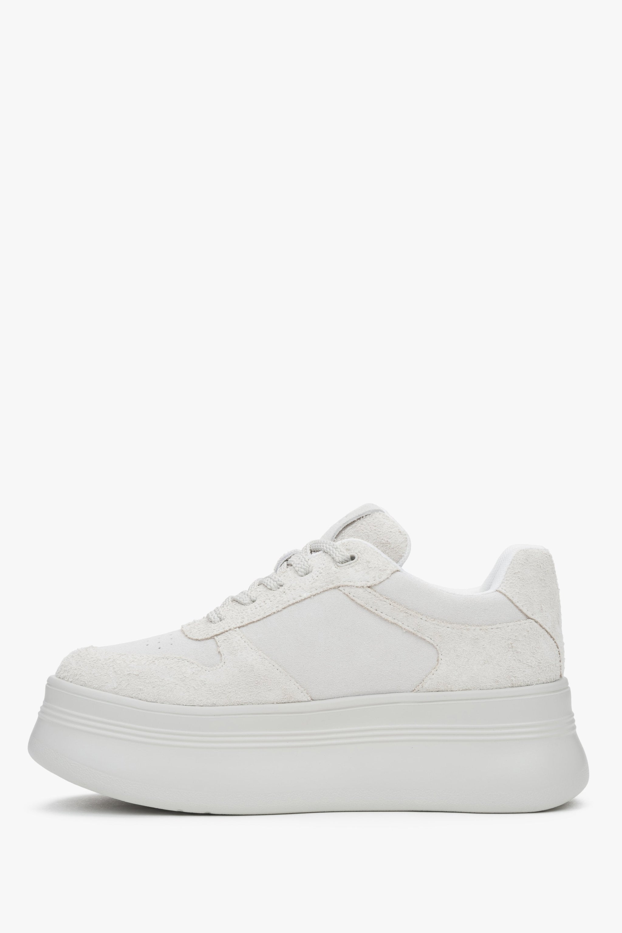 Damen-Sneaker mit klobiger Sohle – aus weißem und grauem Velours von Estro.