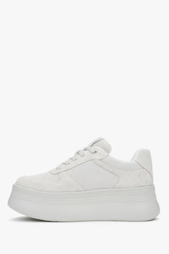 Damen-Sneaker mit klobiger Sohle – aus weißem und grauem Velours von Estro.