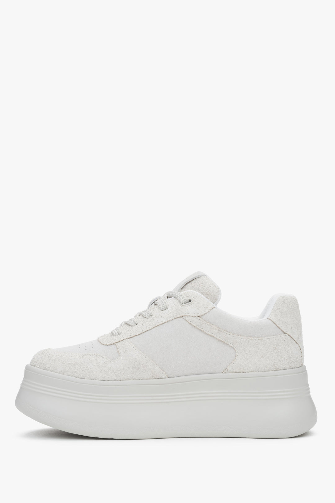 Damen-Sneaker mit klobiger Sohle – aus weißem und grauem Velours von Estro.