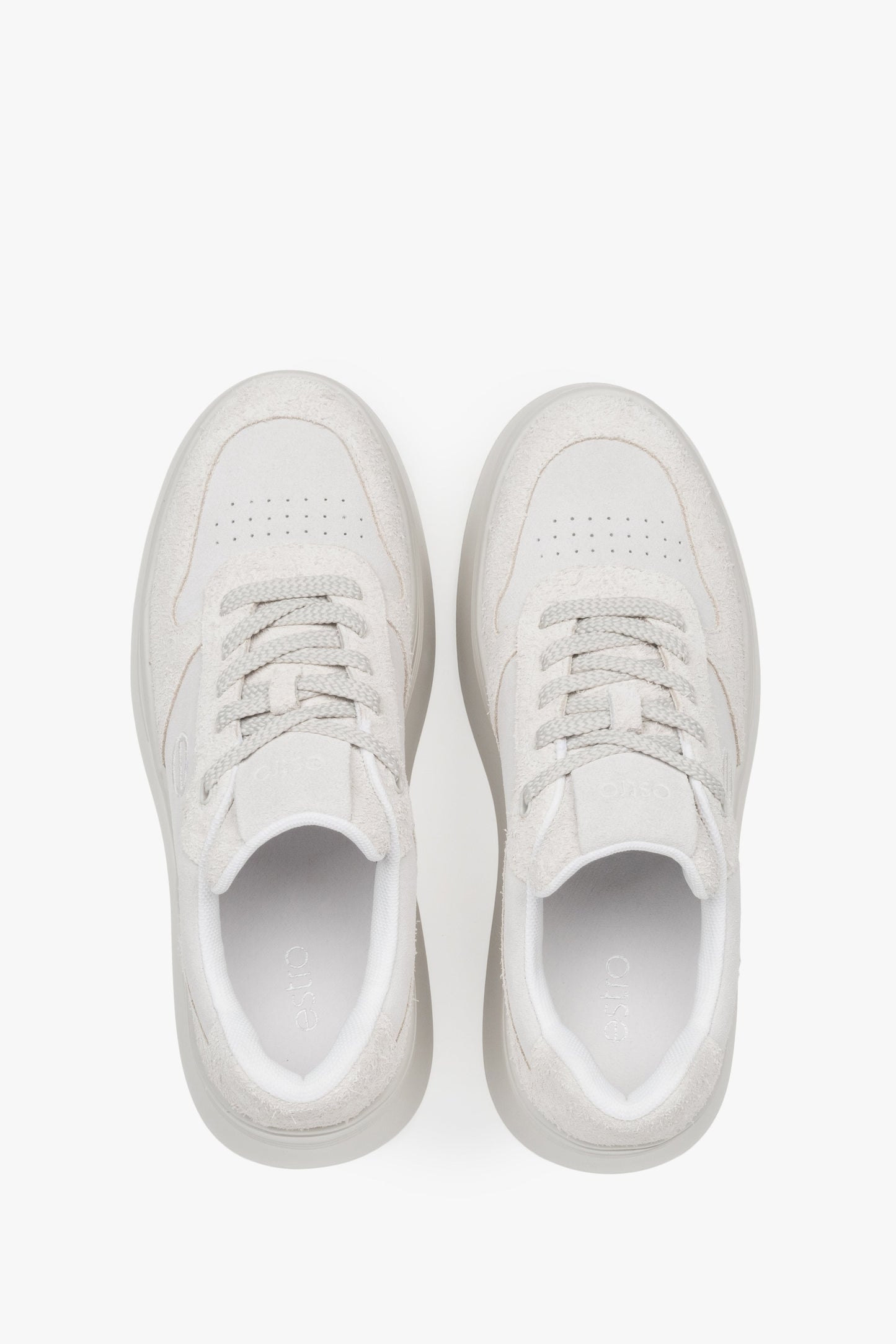 Damen-Sneaker von Estro – weiches Velours in Weiß und Grau mit klobiger Sohle.