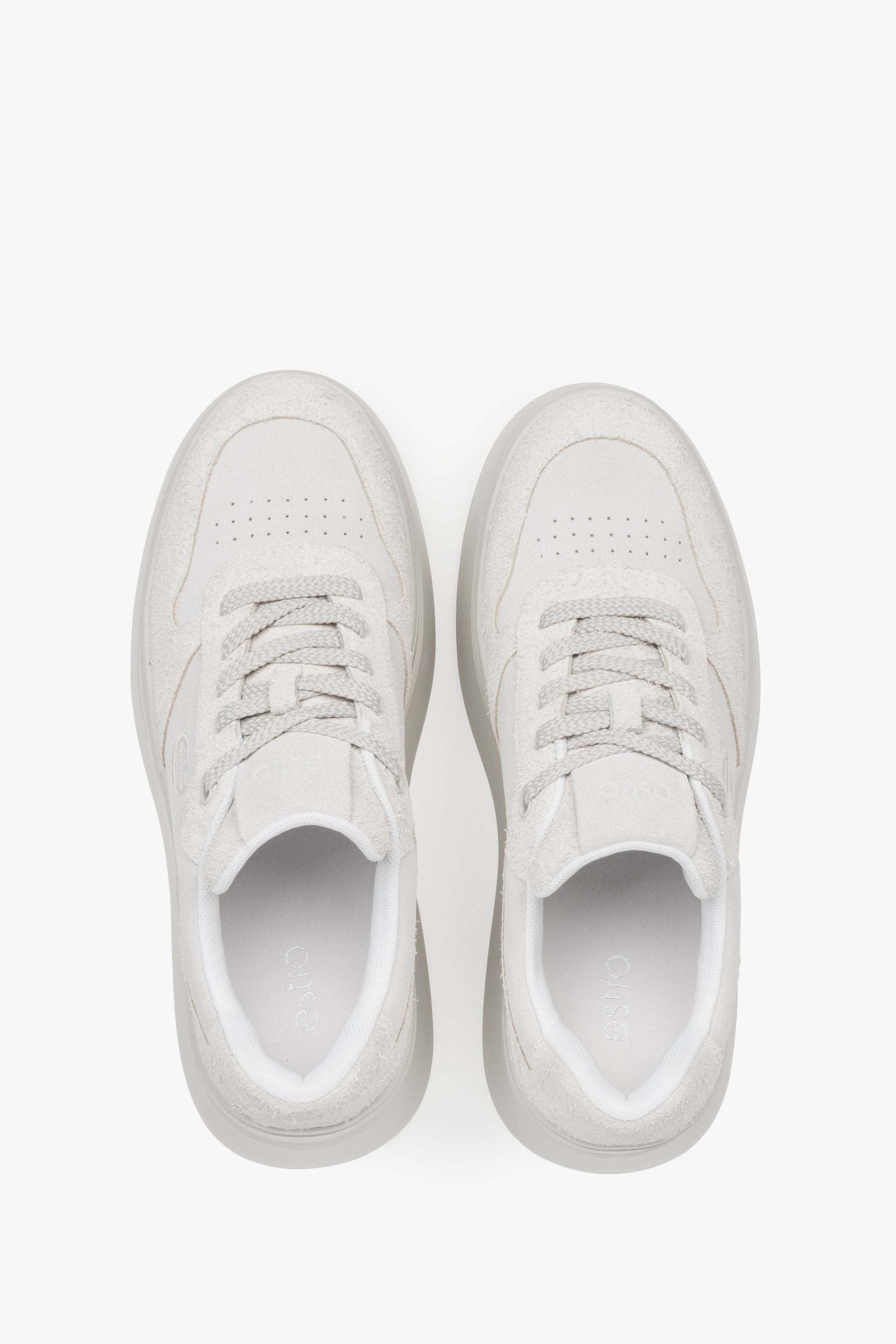 Damen-Sneaker von Estro – weiches Velours in Weiß und Grau mit klobiger Sohle.