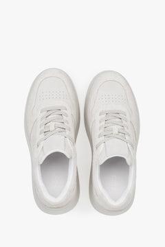 Damen-Sneaker von Estro – weiches Velours in Weiß und Grau mit klobiger Sohle.