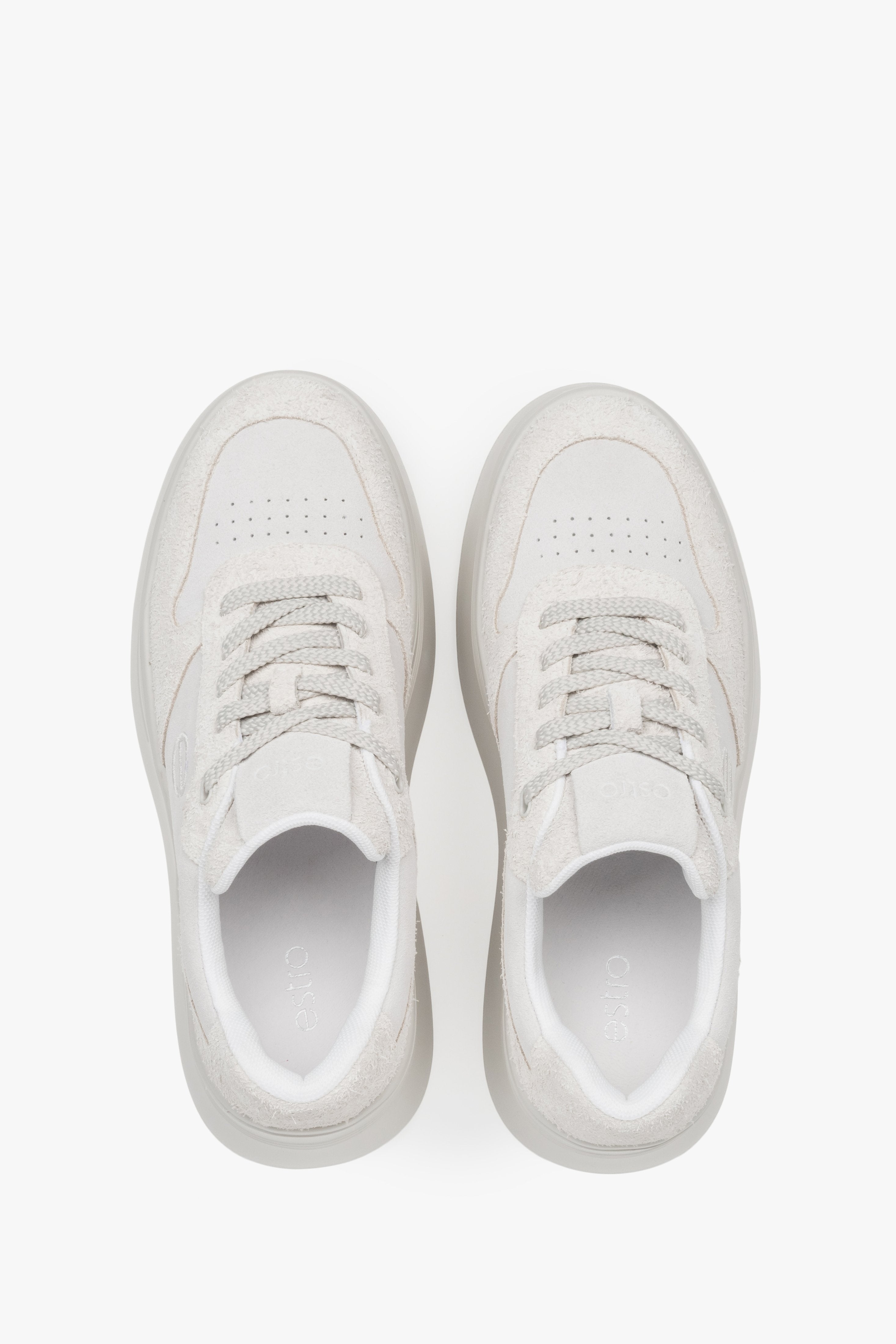 Damen-Sneaker von Estro – weiches Velours in Weiß und Grau mit klobiger Sohle.
