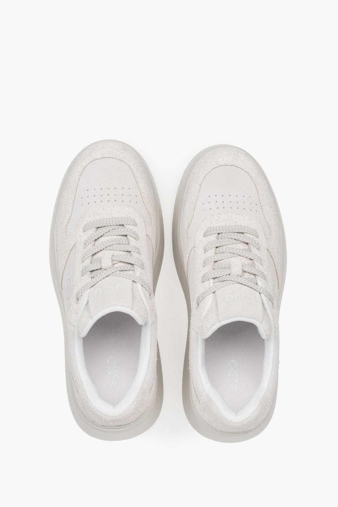 Damen-Sneaker von Estro – weiches Velours in Weiß und Grau mit klobiger Sohle.