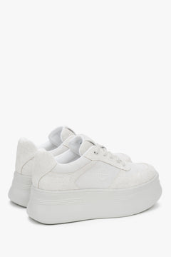 Stilvolle Sneaker aus weißem und grauem Velours mit dicker Sohle – Estro.