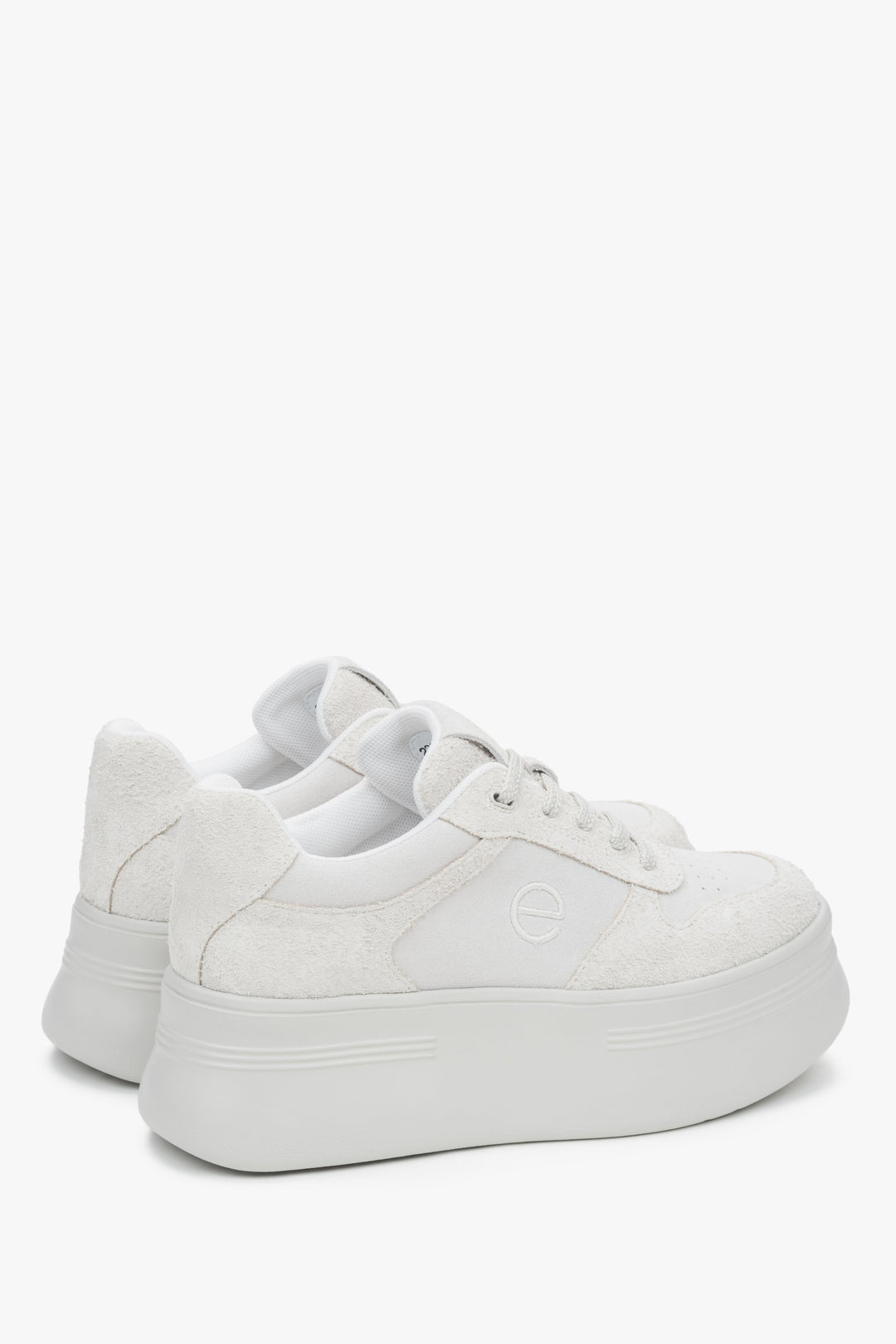 Stilvolle Sneaker aus weißem und grauem Velours mit dicker Sohle – Estro.