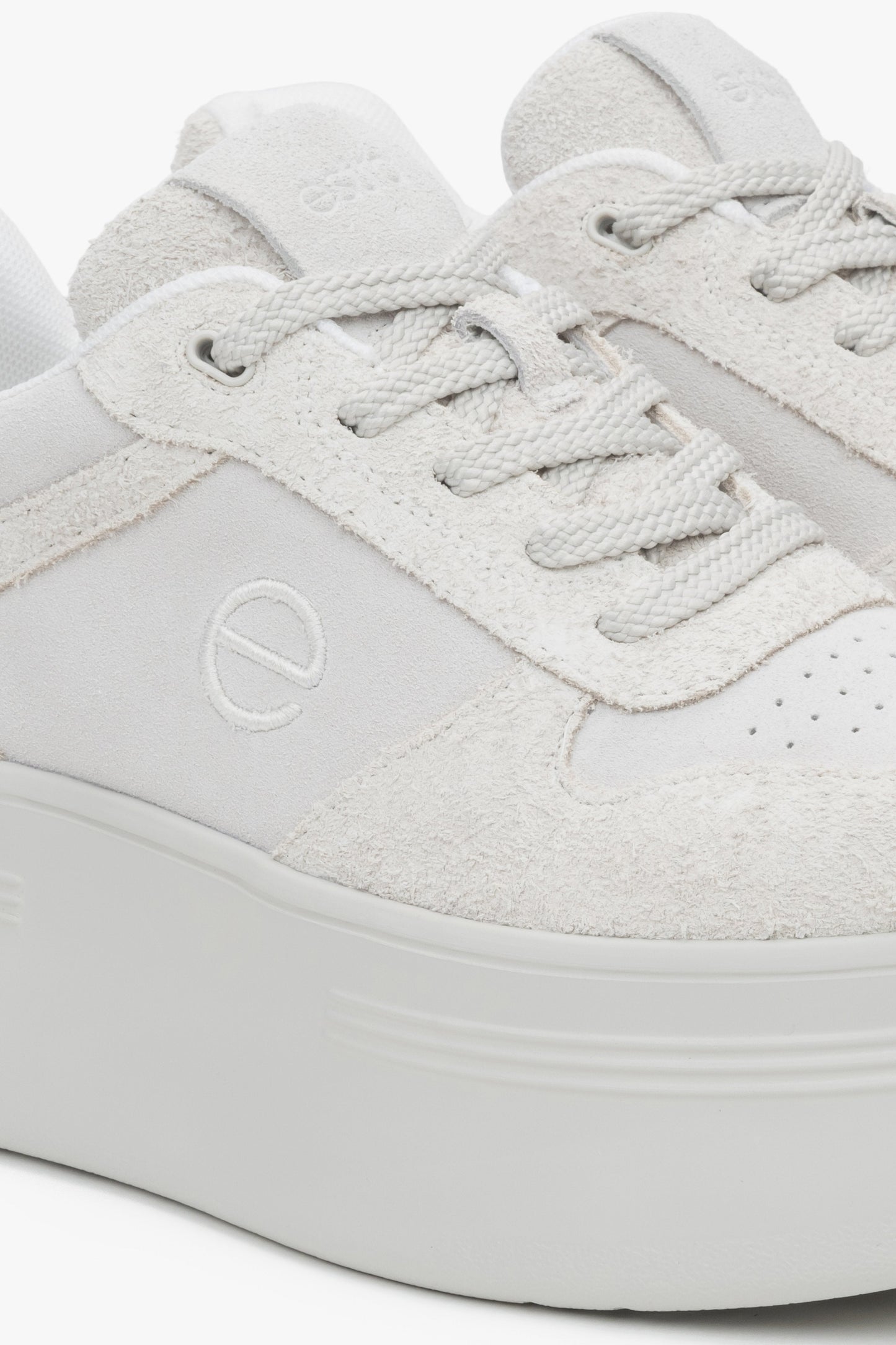 Weiche Sneaker in Weiß und Grau aus Velours mit klobiger Sohle von Estro.