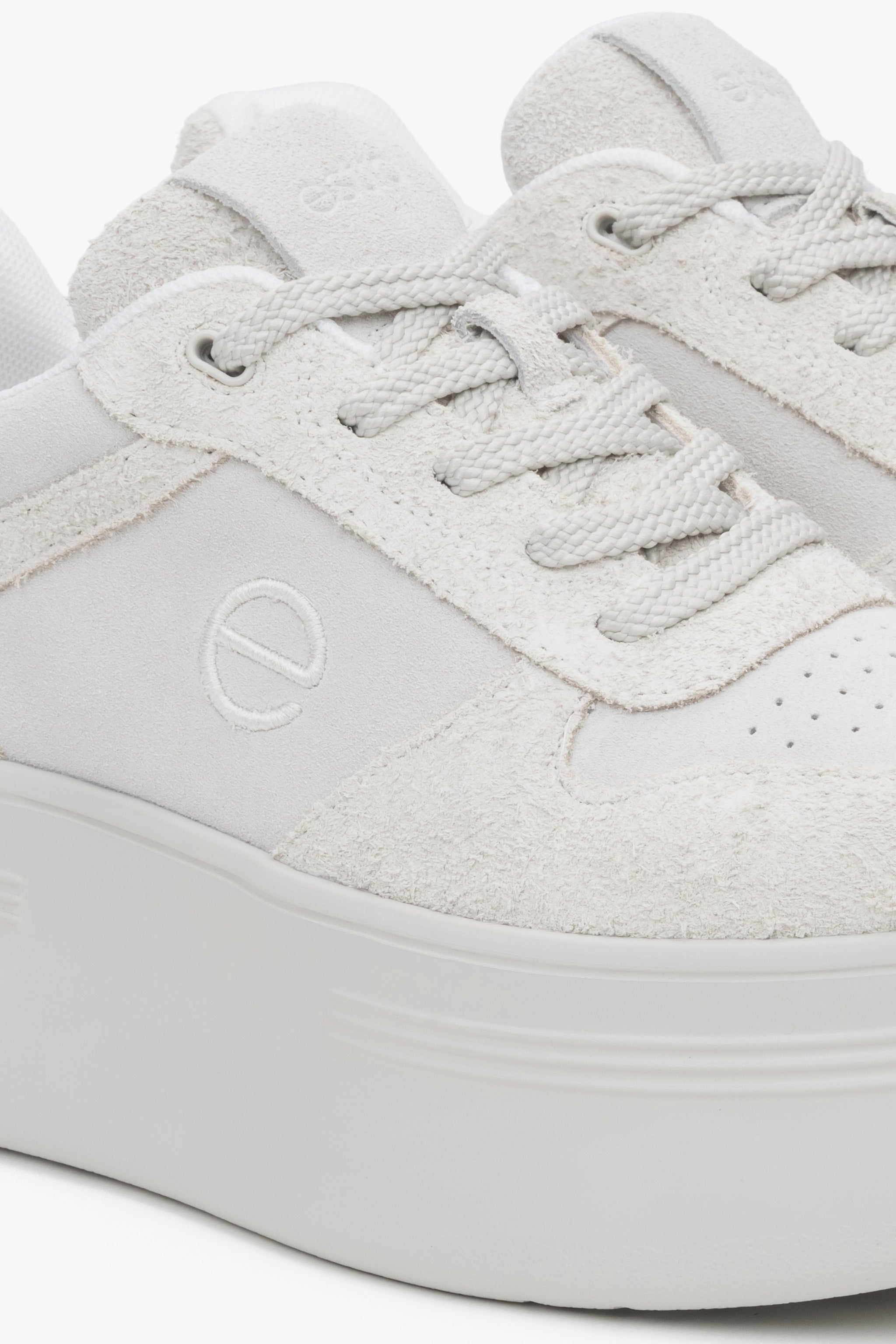 Weiche Sneaker in Weiß und Grau aus Velours mit klobiger Sohle von Estro.
