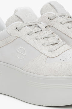Weiche Sneaker in Weiß und Grau aus Velours mit klobiger Sohle von Estro.