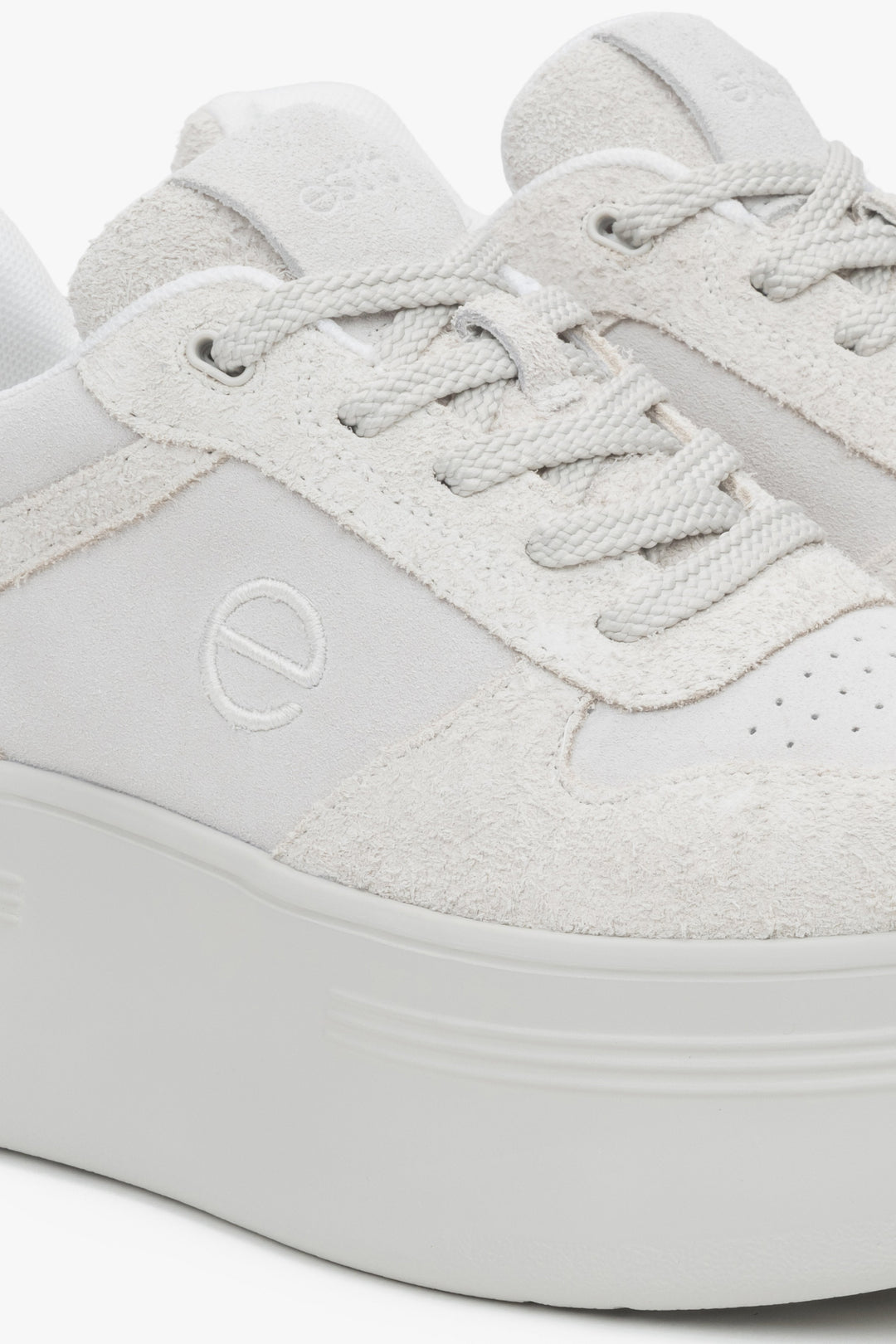 Weiche Sneaker in Weiß und Grau aus Velours mit klobiger Sohle von Estro.