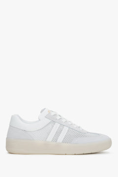 Flache Seitenansicht der weiß-beigen Damen-Sneaker aus Leder und atmungsaktivem Mesh.