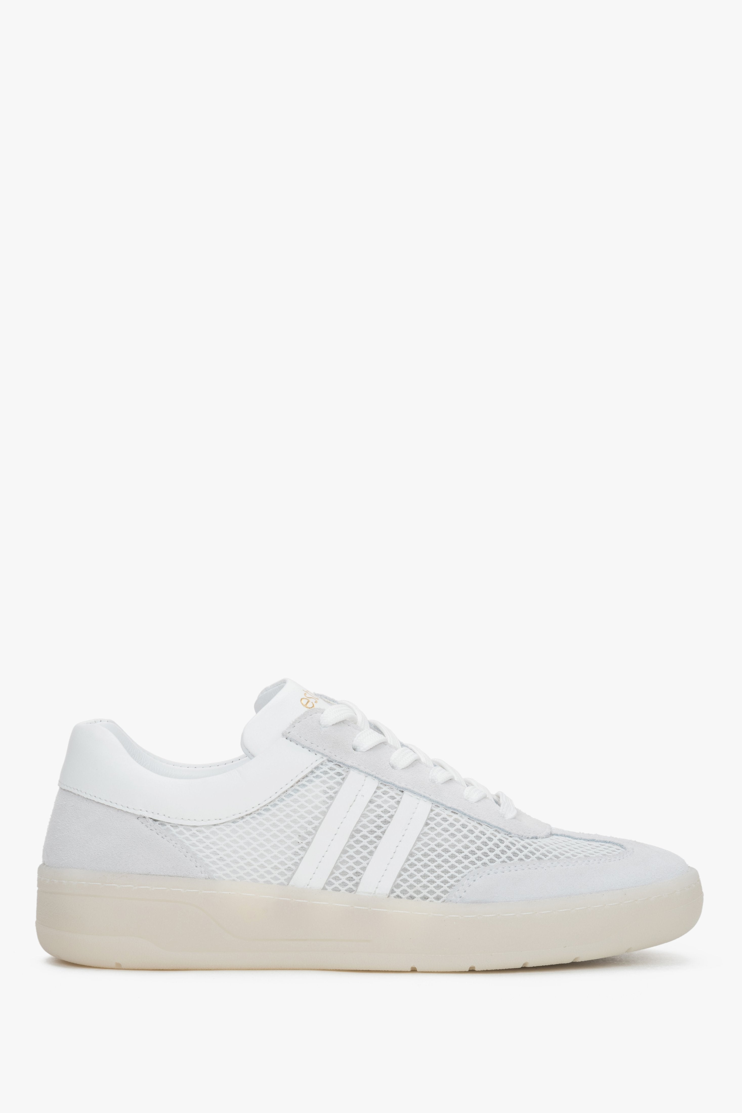 Flache Seitenansicht der weiß-beigen Damen-Sneaker aus Leder und atmungsaktivem Mesh.