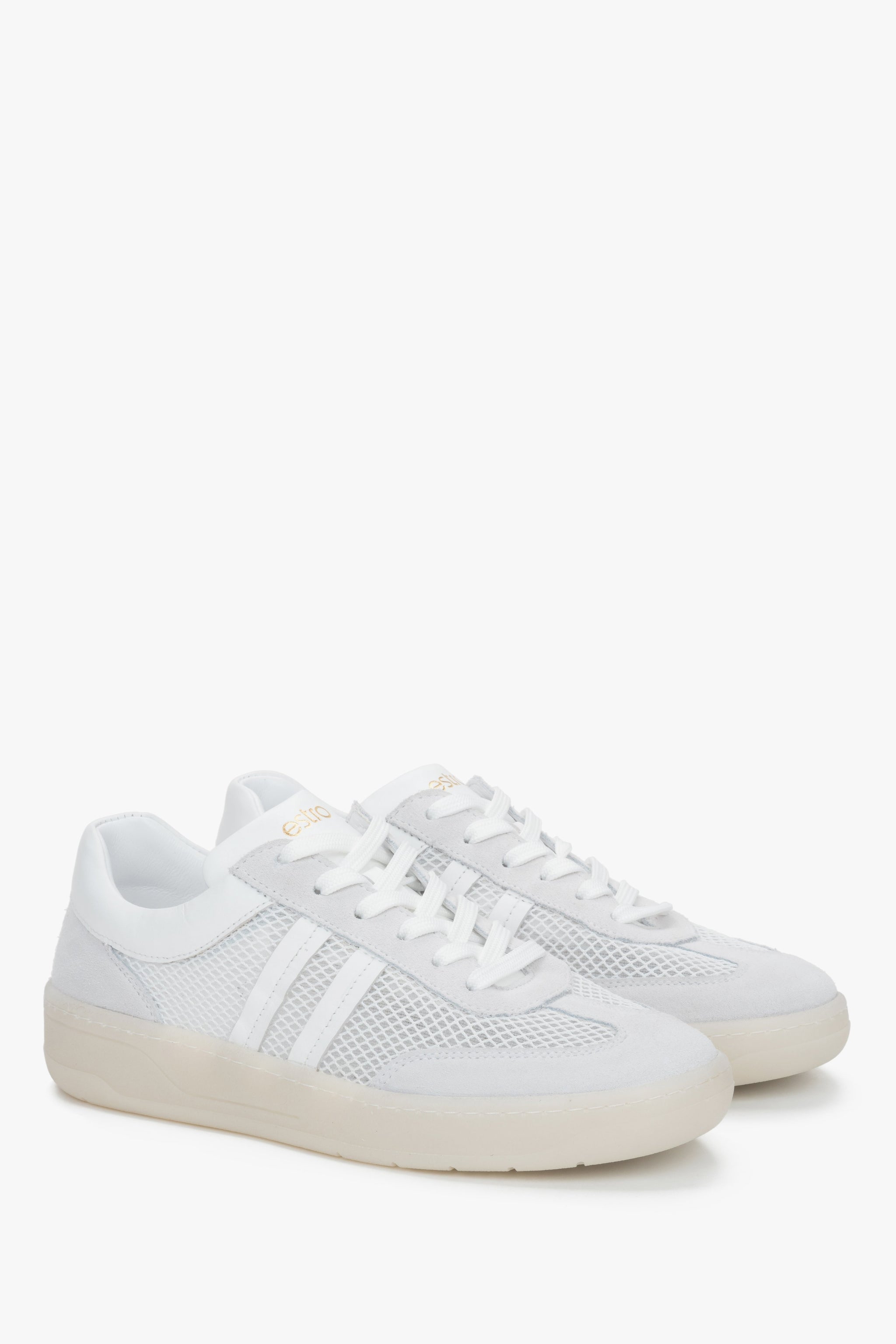 Schräge Ansicht der sportlich-eleganten Schnürschuhe mit beigen Velours-Details.