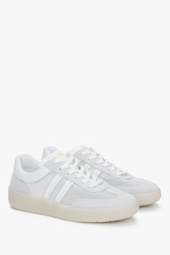 Schräge Ansicht der sportlich-eleganten Schnürschuhe mit beigen Velours-Details.
