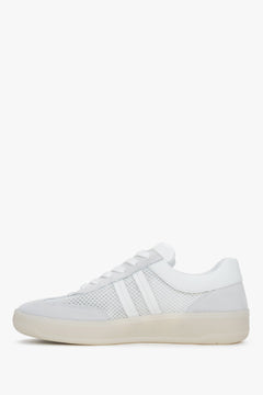 Profilansicht des bequemen Sneakers, die die leichte TR-Sohle zeigt.