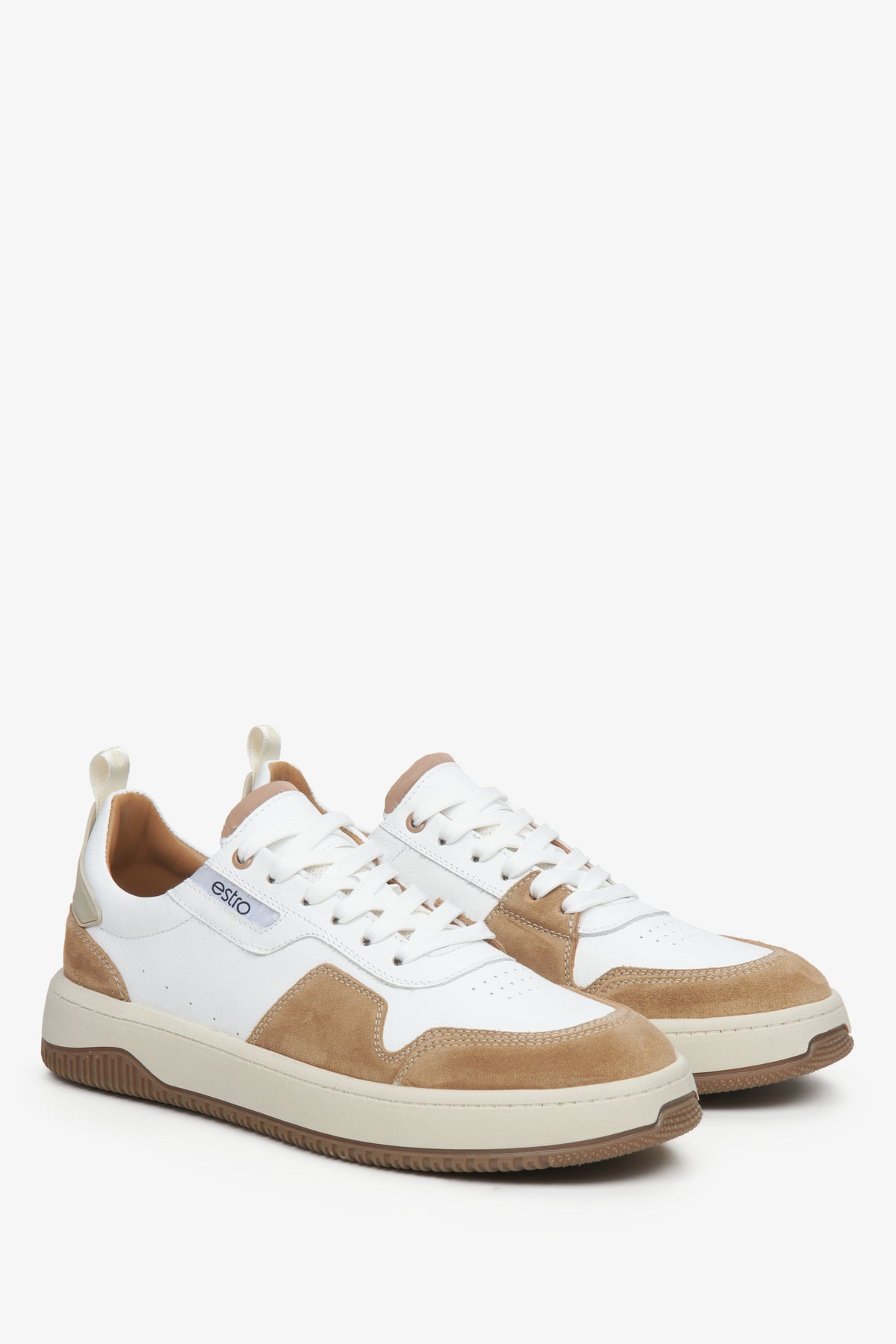 Schräge Frontalansicht des Paares weiß-brauner Herrensneaker mit weißen Schnürsenkeln