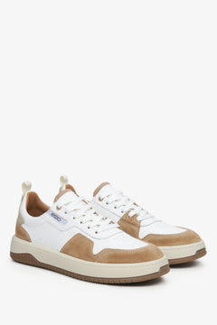 Schräge Frontalansicht des Paares weiß-brauner Herrensneaker mit weißen Schnürsenkeln
