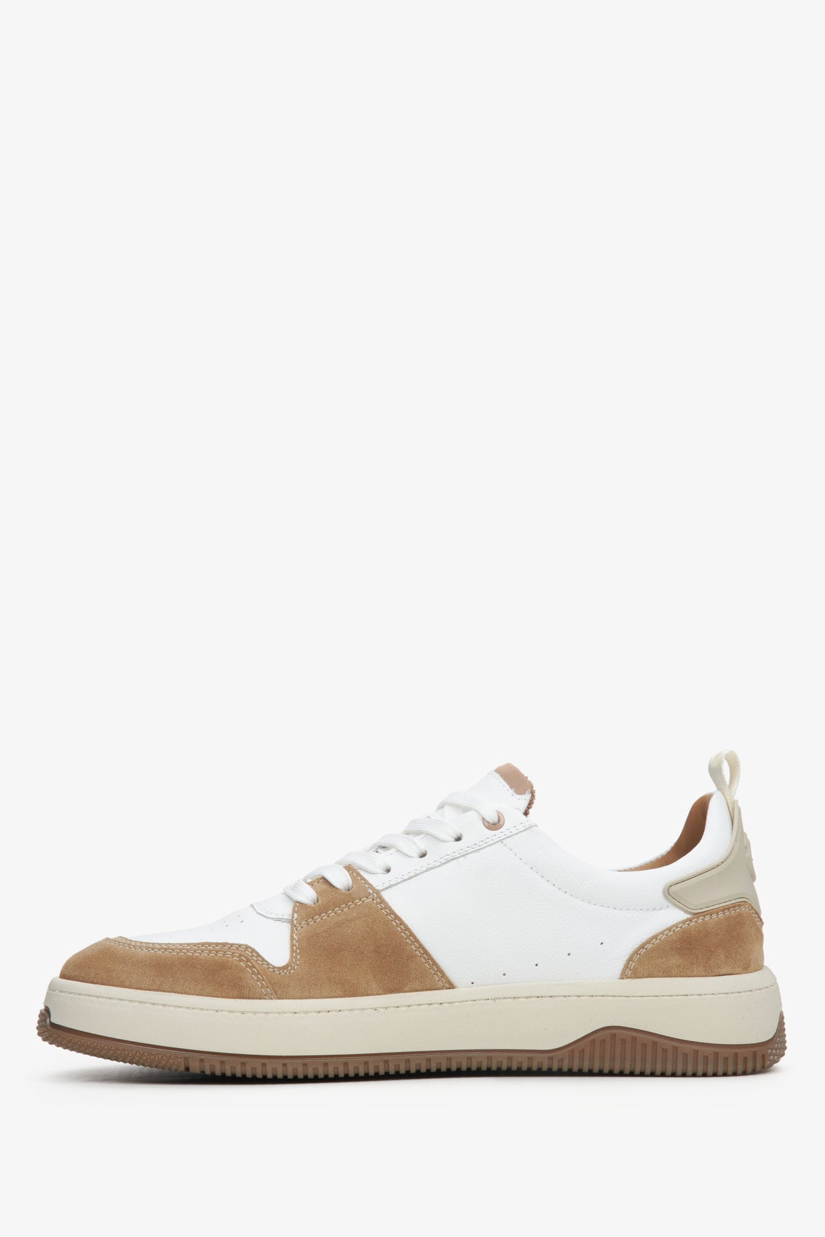 Gegenläufige Seitenansicht der weiß-braunen Herren-Sneaker mit flacher, flexibler Sohle