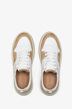 Symmetrische Draufsicht auf das Paar zweifarbiger Sneaker mit Echtleder-Innenfutter