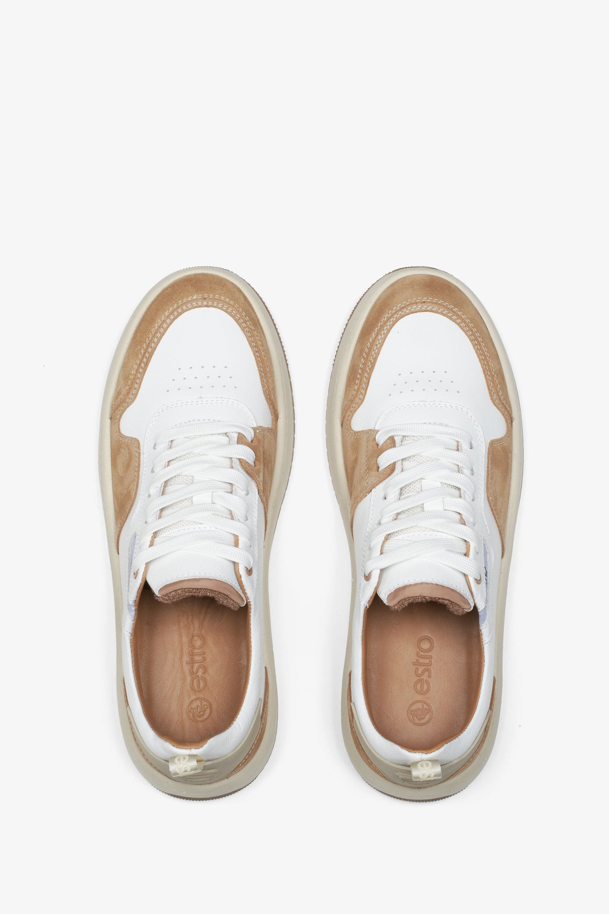 Symmetrische Draufsicht auf das Paar zweifarbiger Sneaker mit Echtleder-Innenfutter