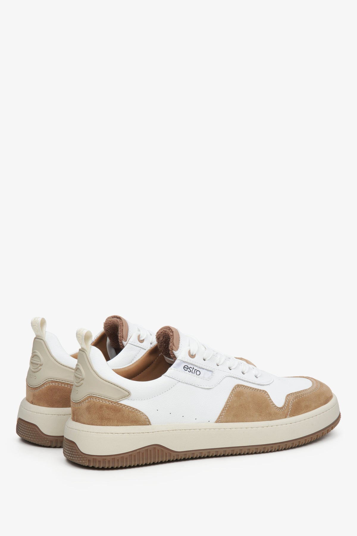 Rückwärtige Schrägansicht des Paares Herren-Sneaker aus italienischem Premium-Leder