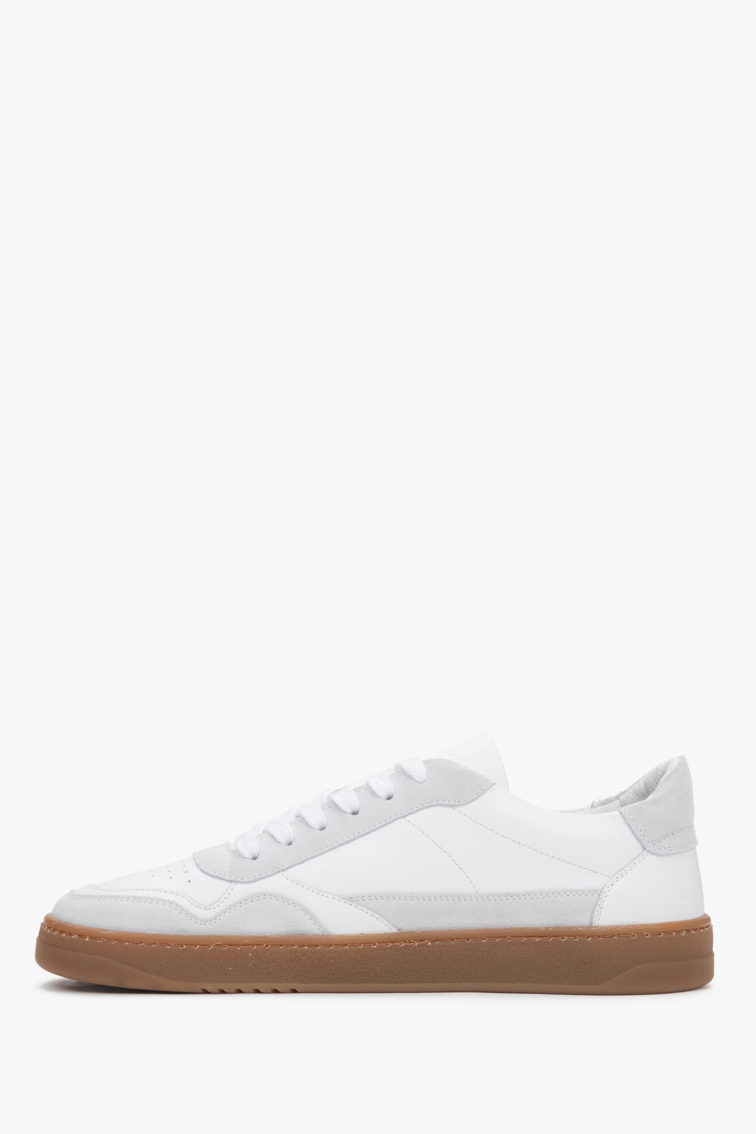 Seitenansicht der flachen Herrenschuhe mit flexibler brauner Gummisohle