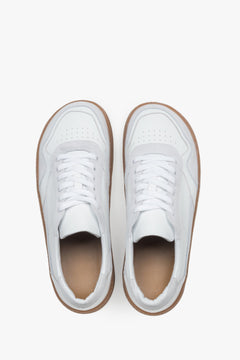 Draufsicht auf die anatomisch geformten Herren-Sneaker mit breiter Zehenbox