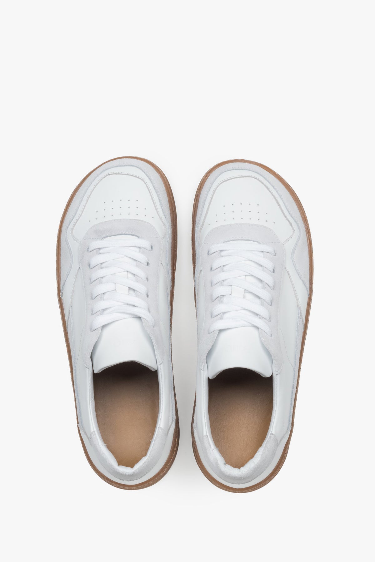 Draufsicht auf die anatomisch geformten Herren-Sneaker mit breiter Zehenbox