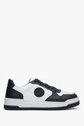 Flaches Seitenprofil der weiß-schwarzen Damen-Sneaker aus Leder mit schwarzem Logo-Emblem